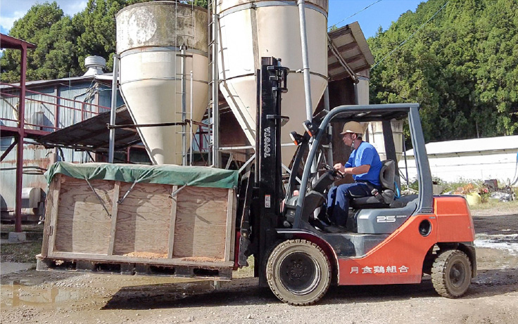 フォークリフトで荷物を運搬している写真