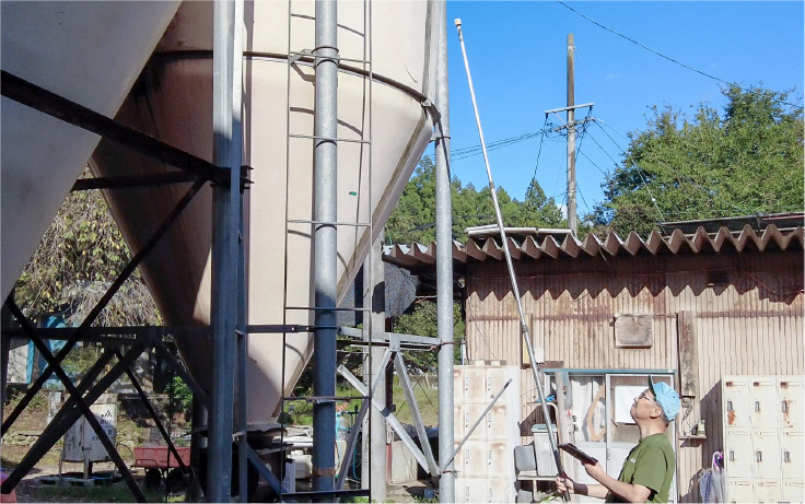 餌の残量を確認する従業員さんの写真