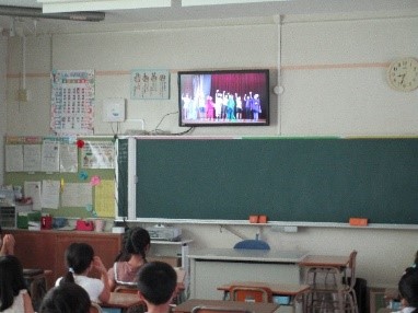 名古屋市立名東小学校児童上演動画視聴の様子
