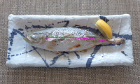 箸で背中側と腹側に身を分ける