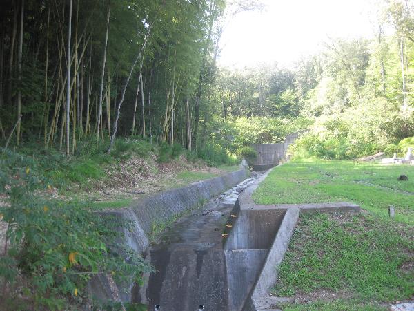 伏屋川第一支川のえん堤と流路