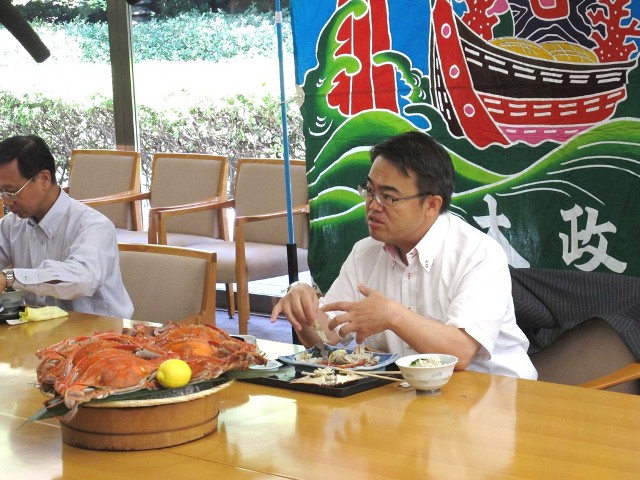 ガザミを試食する大村知事