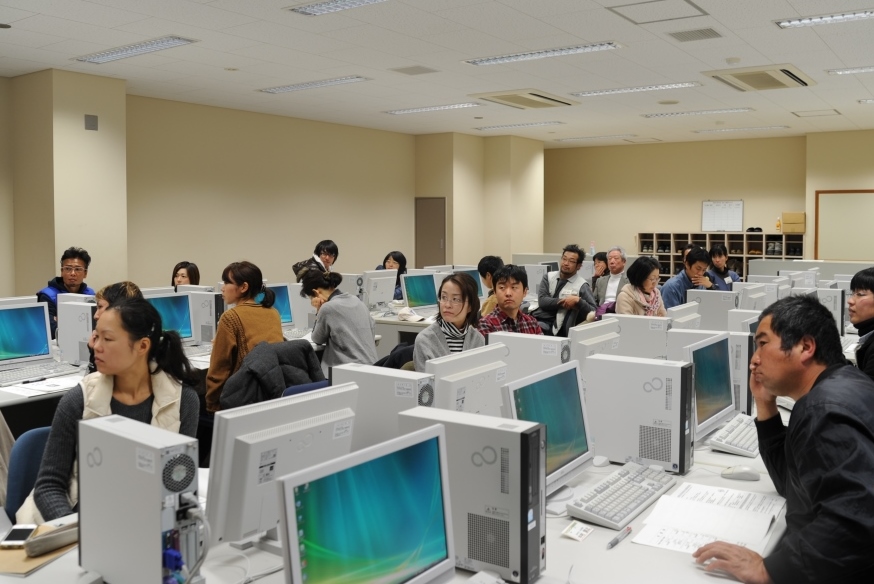 熱気いっぱいの情報処理研修室