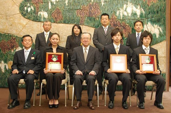 前列左から今井教育長、安藤美姫選手、神田知事、坂下里士選手、高御堂雄三選手、後列左から村山生涯学習監、久野スケート連盟副理事長、林田トヨタ自動車人事部主任