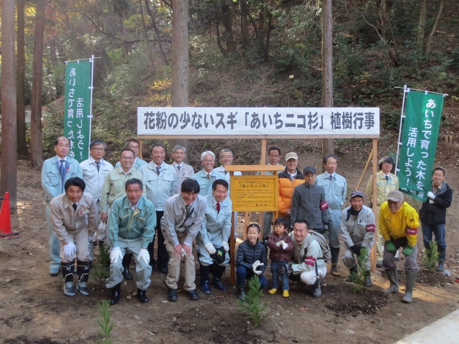 植樹を終え、記念撮影