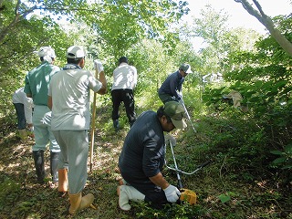 植樹場所の草刈りをする漁業士