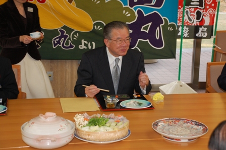 知事のトラフグ試食