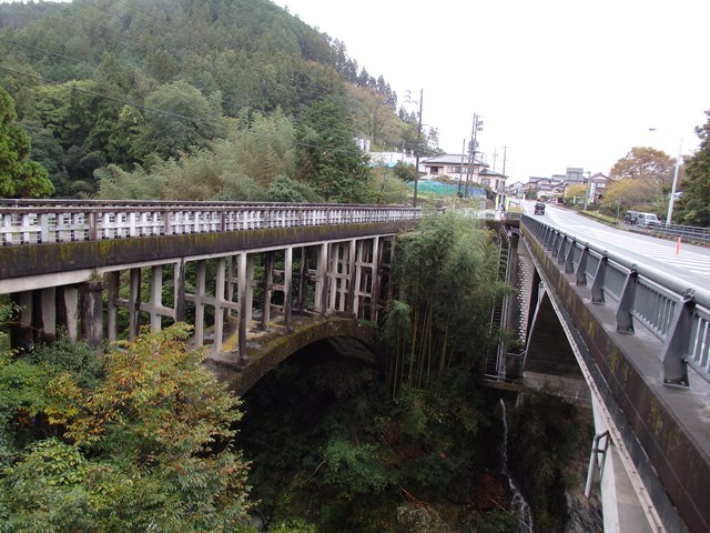 新と旧の橋