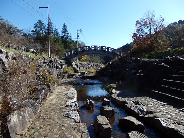 道の駅前の丸山川