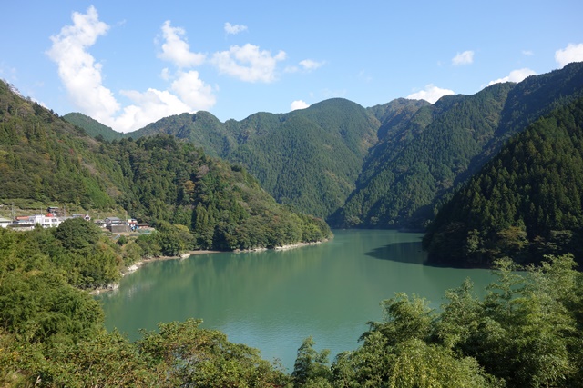 佐久間湖畔と富山の集落