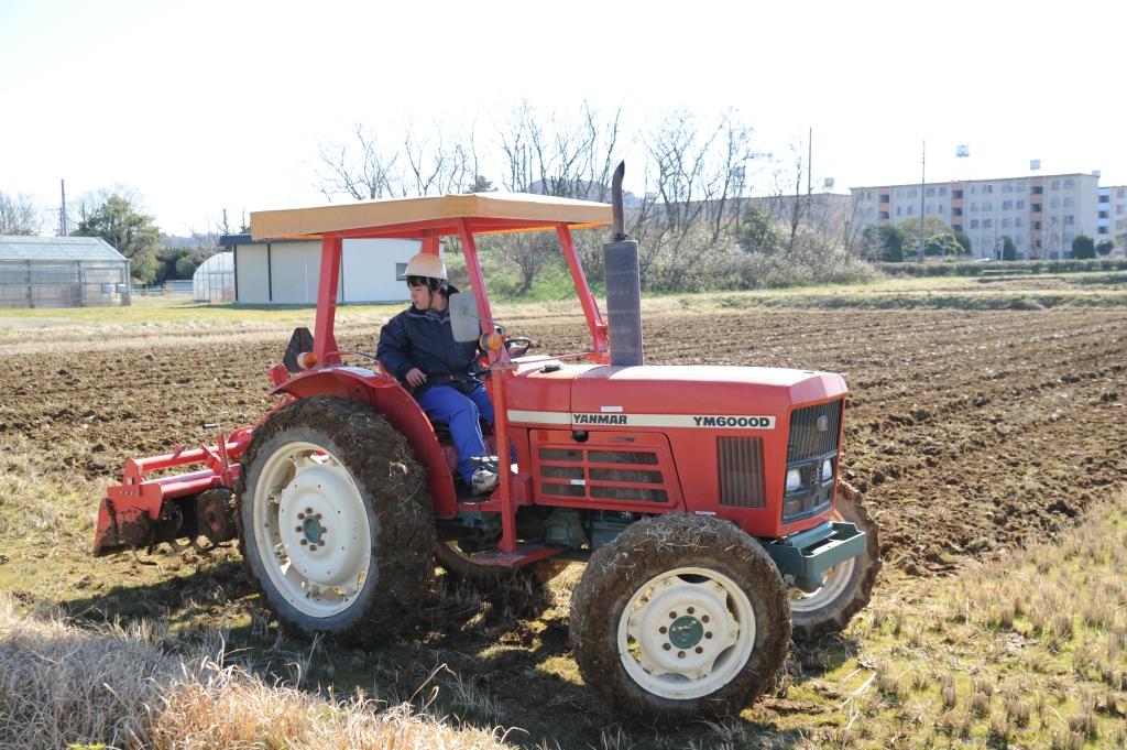 ヤンマーYM6000Dに乗る女子学生