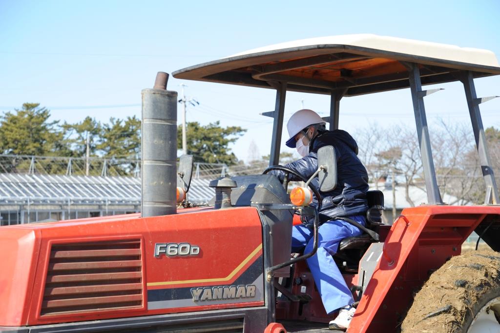 　右側に注意して運転する学生