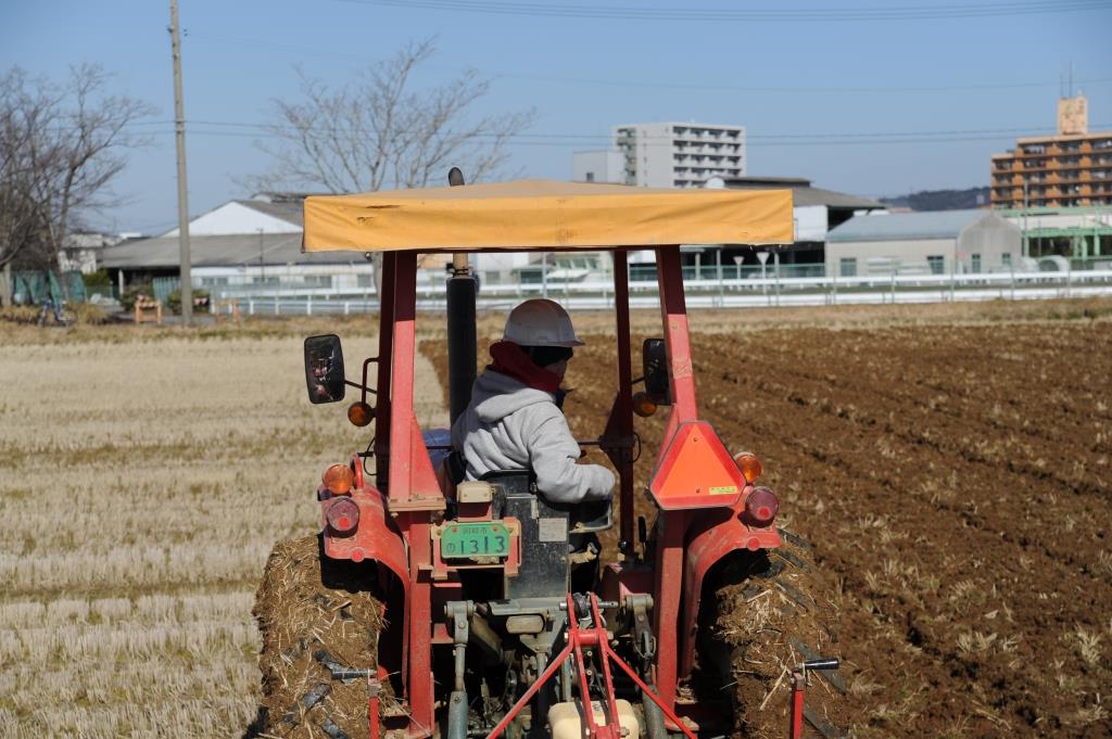 端でバックする学生