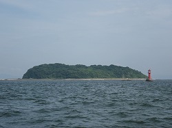 海から梶島全体を写した写真