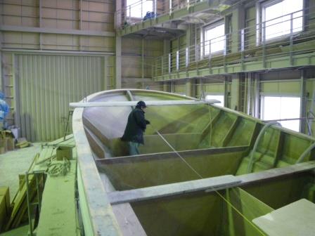 造船所で漁船の主要な寸法を測っている写真です