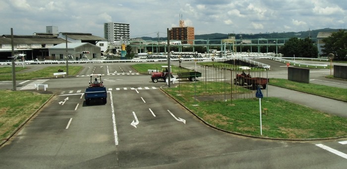 けん引免許研修　コース走行の風景