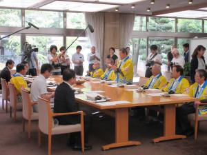 あいさつする山下漁連会長