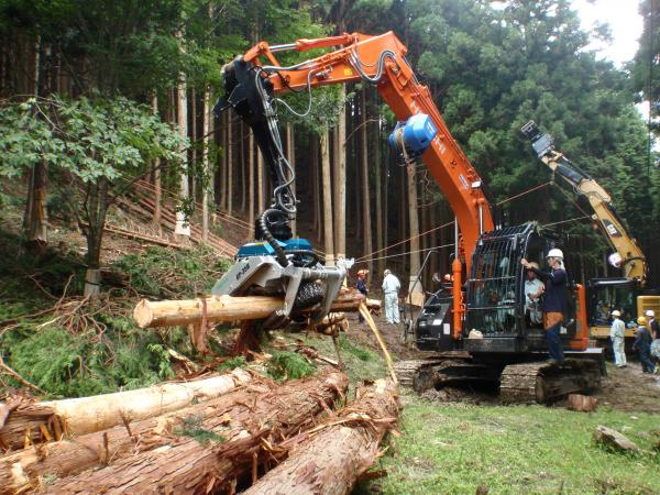 農林高校の生徒を対象とした高性能林業機械の操作体験