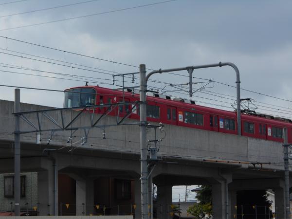 下り高架本線（犬山方面）を走行する列車