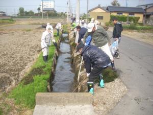 水路の泥上げ