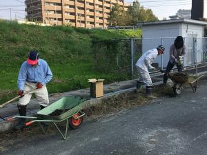 水路の泥上げ