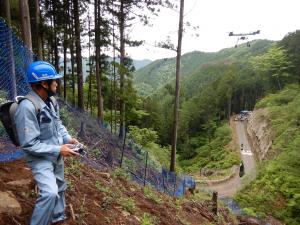 山側の操縦者と目的地に着いたドローン