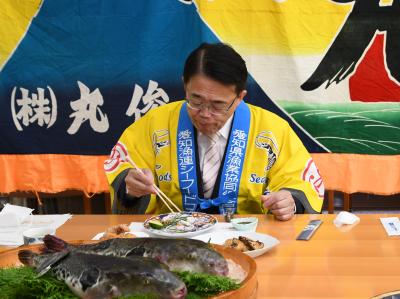 知事によるトラフグの試食