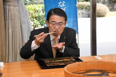 試食する知事