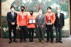 東京2020オリンピックの競泳日本代表選手に内定した愛知県ゆかりの選手が知事を表敬訪問しました