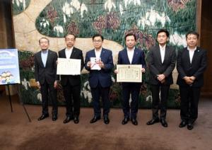 こども向け交通安全啓発グッズ寄附目録贈呈式