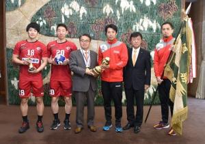 第４３回日本ハンドボールリーグで初優勝したトヨタ車体ブレイヴキングスの知事表敬訪問
