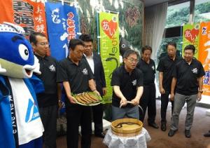 愛知県のうなぎ養殖生産者団体の皆さんが知事を訪問しました