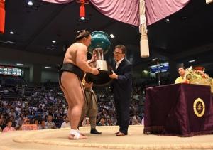 大相撲名古屋場所の優勝力士に愛知県知事賞を贈呈しました