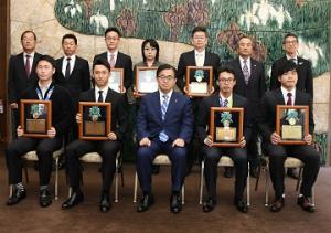 「愛知県スポーツ顕彰」及び「愛知県スポーツ功労者特別表彰」の表彰式を行いました