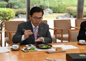 愛知県産の豚肉「愛とん」を使った料理を知事が試食し、おいしさをＰＲしました