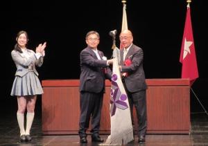 次回開催県である奈良県の荒井知事に国民文化祭旗を引継ぎました