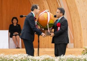 大村知事が全国植樹祭のシンボル「木製地球儀」を引き継ぎました