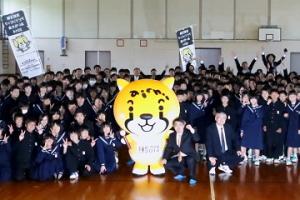 「アイチータ」が広報大使の初業務として蒲郡市立塩津中学校を訪問しました