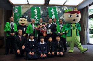 知事にあいちの新茶が贈呈されました
