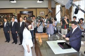 吉本副知事辞令交付式