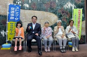交通安全ＣＭ出演の小林星蘭ちゃん、ぎんさんの娘姉妹の表敬訪問