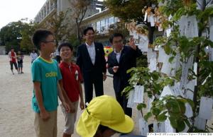 ウィッシュ・ツリーの実施校を知事が訪問しました
