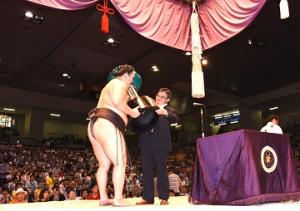 大相撲名古屋場所の優勝力士に愛知県知事賞を贈呈しました