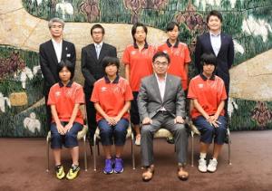 第20回全日本女子ユース（Ｕ－15）サッカー選手権大会出場選手のみなさんが知事を訪問しました