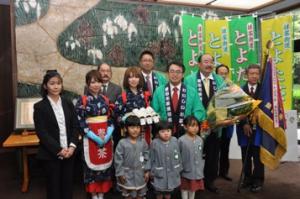 平成24年4月20日　知事へ「とよた茶」をＰＲしました