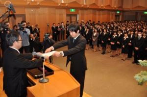 平成24年4月2日　新規採用職員に辞令を交付しました