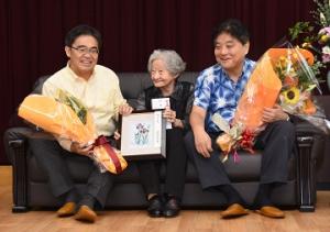 今年数え１００歳を迎えた高齢者を知事がお祝いしました