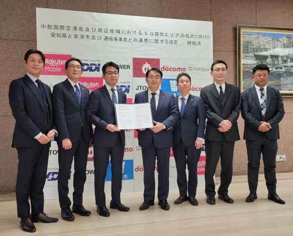 協定締結後の記念撮影 協定締結後の記念撮影