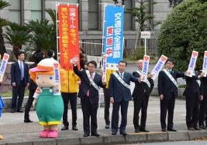 「春の全国交通安全運動」出発式終了後、啓発キャンペーンを行いました