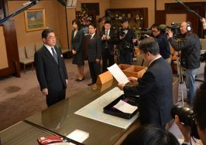 森岡副知事へ辞令を交付しました